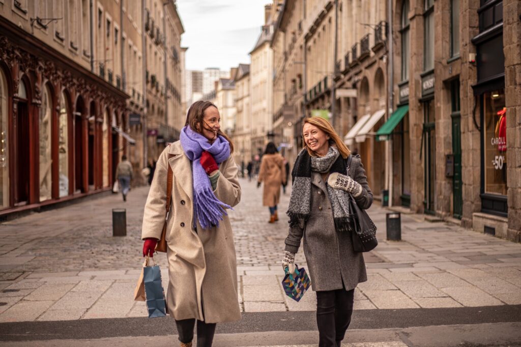 Deux femmes marchent dans les rues commerçantes du centre-ville