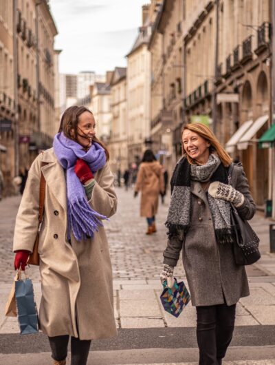 Deux femmes marchent dans les rues commerçantes du centre-ville