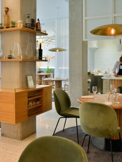 Intérieur du restaurant étoilé Racines de la cheffe Virginie Giboire