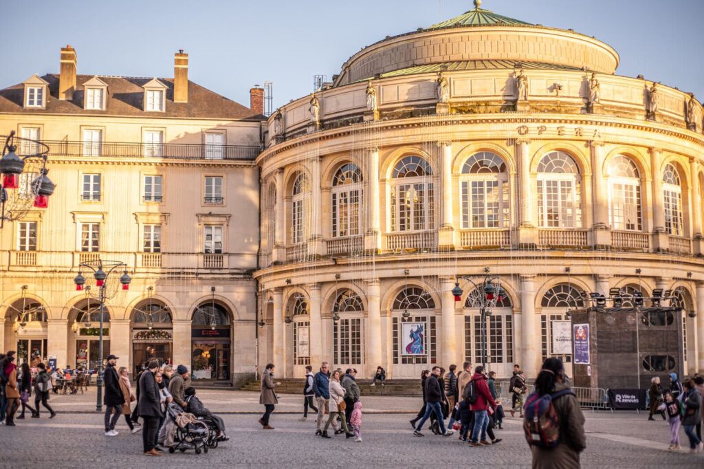 La place de la mairie l'hiver, pendant les vacances de Noël