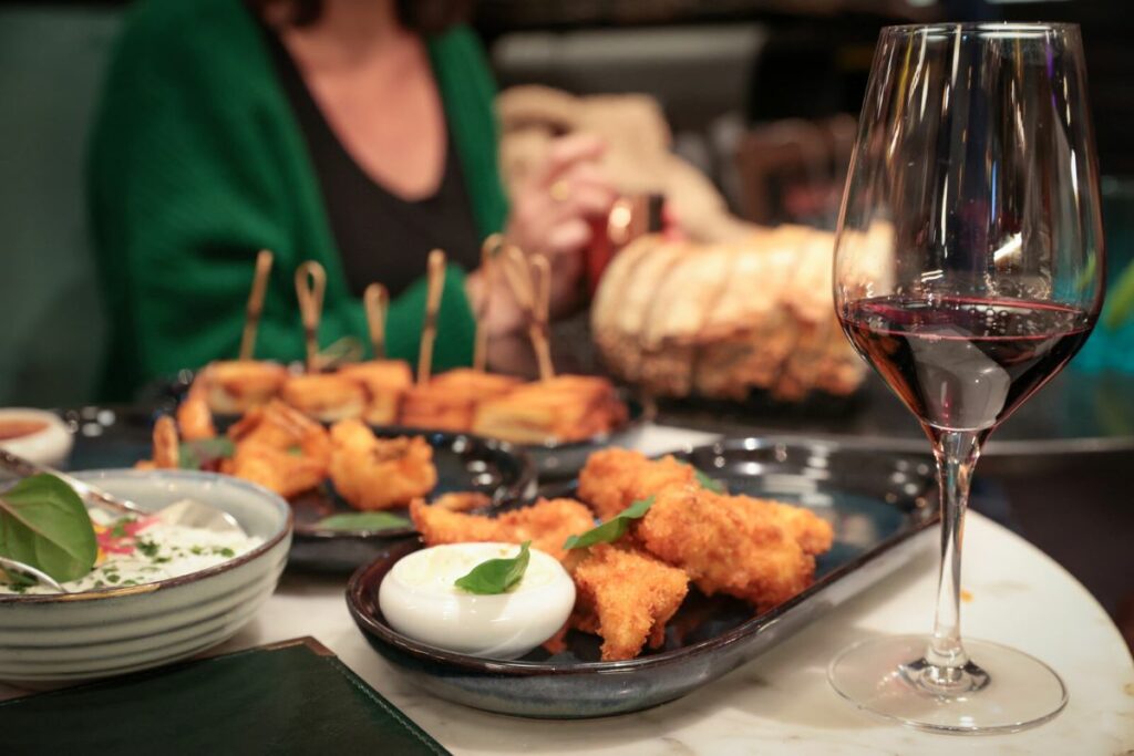 Assiettes de tapas et verres de vin rouge