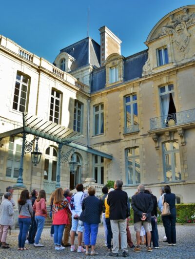 Groupe de visite dans la cour de l'Hôtel de la préfecture de région