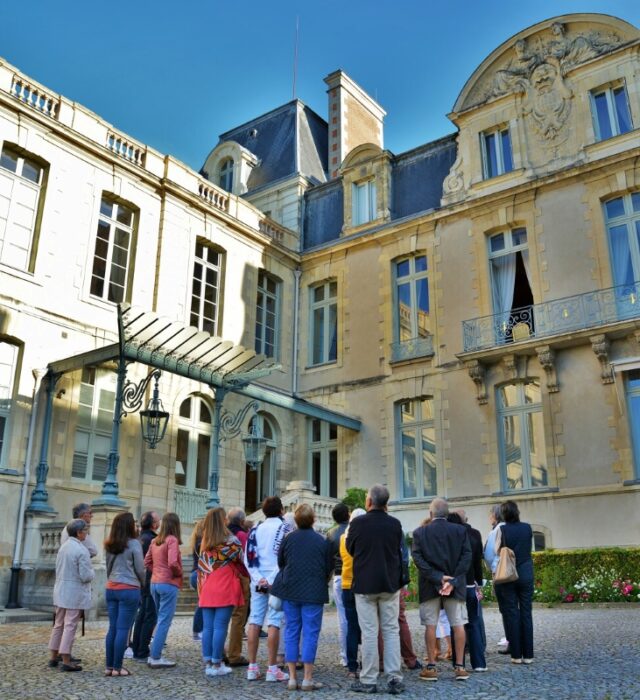 Groupe de visite dans la cour de l'Hôtel de la préfecture de région