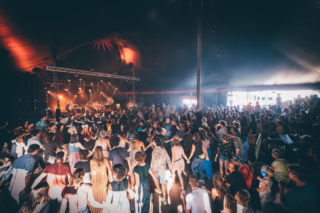 Bal traditionnel sous le chapiteau du festival Le Grand Soufflet