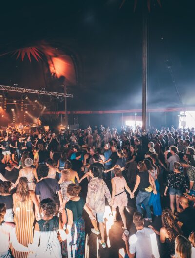 Bal traditionnel sous le chapiteau du festival Le Grand Soufflet