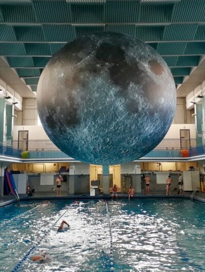 « Museum of the Moon » de Luke Jerram à la piscine Saint-Georges à Rennes