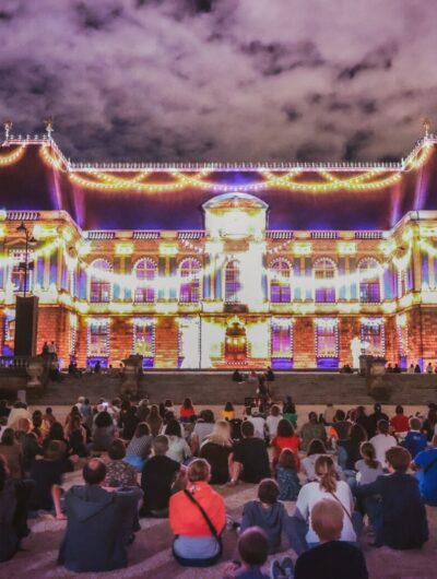 Projections de l'été sur la façade du Parlement de Bretagne