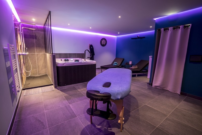 Douche, jacuzzi et table de massage