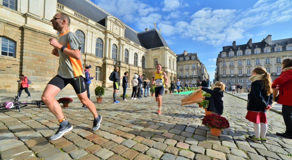 Passage du marathon vert 2021 -Rennes sur la Place du Parlement