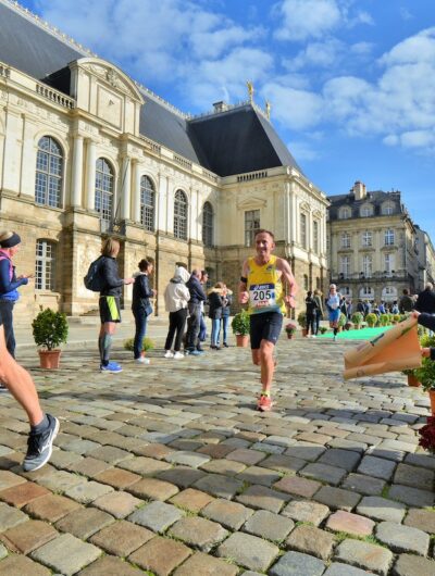 Passage du marathon vert 2021 -Rennes sur la Place du Parlement