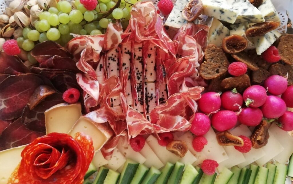 Planche de charcuterie, fromages et légumes