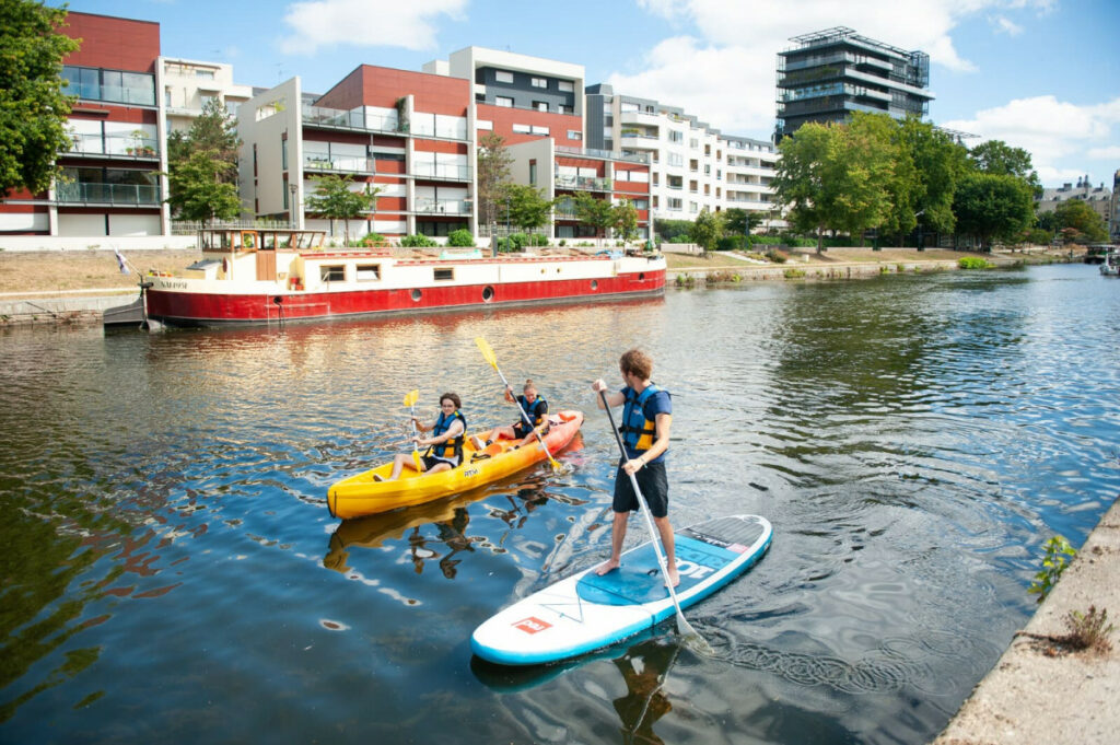 Personnes faisant du kanoë et du paddle sur la Vilaine en centre-ville de Rennes