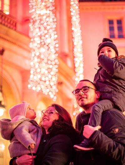 Famille devant l'opéra de Rennes