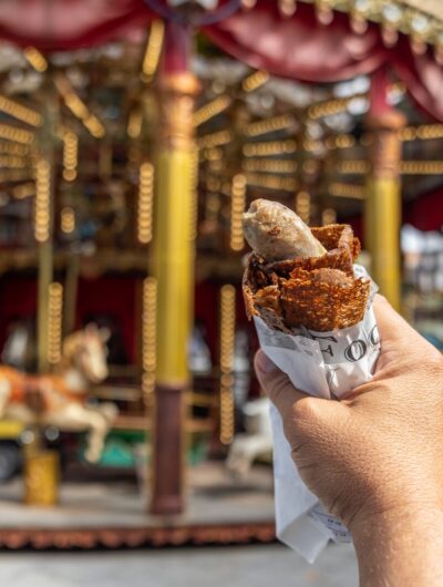 Galette saucisse devant le manège de la place Sainte-Anne