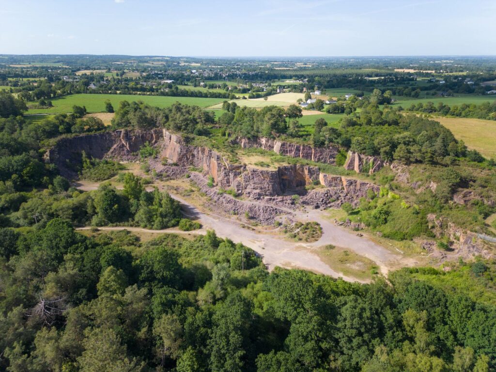 Ancienne carrière de schiste rouge vue du ciel