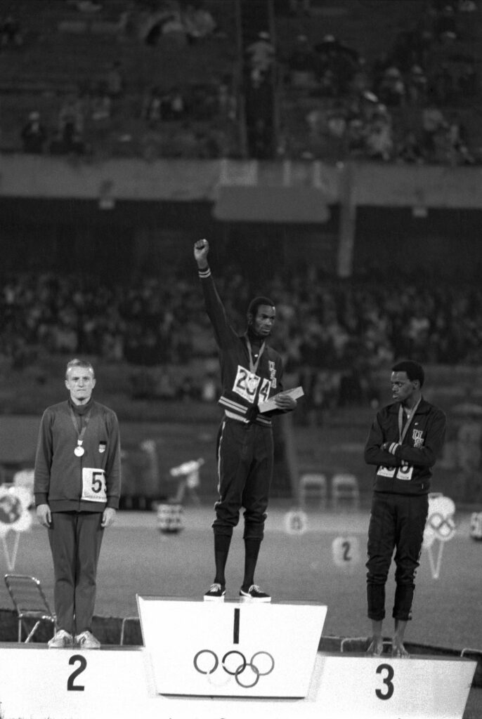 Les athlètes américains manifestent contre la discrimination raciale en
levant leur poing fermé. Ici l’Américain Bob Beamon remporte la médaille d’or du saut en longueur.