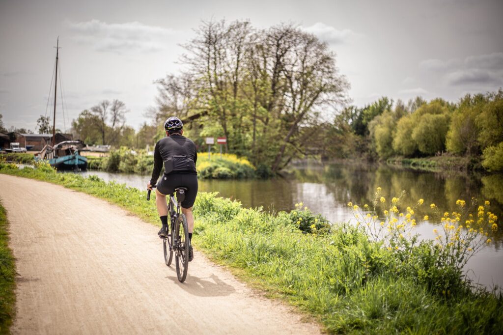 Cycliste sur le chemin de halage près des étangs d'Apigné