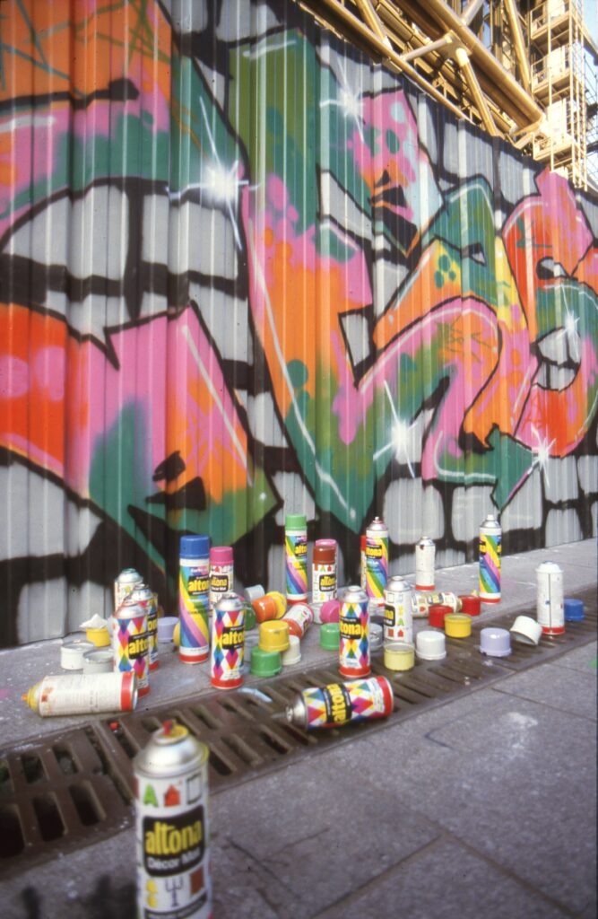 Graffiti de Bando sur la palissade du chantier de Beaubourg, 1984 © photographie Epsylon Point