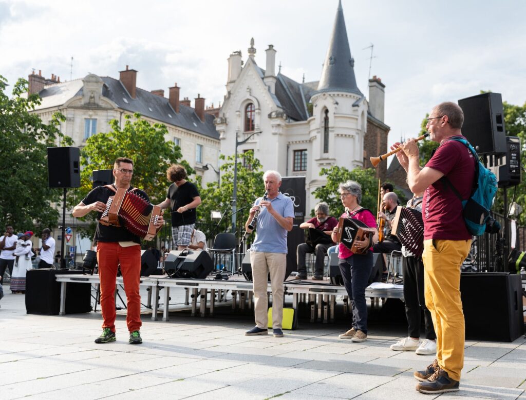 Concert de musique bretonne lors de la Fête de la musique sur la place Hoche en 2023.