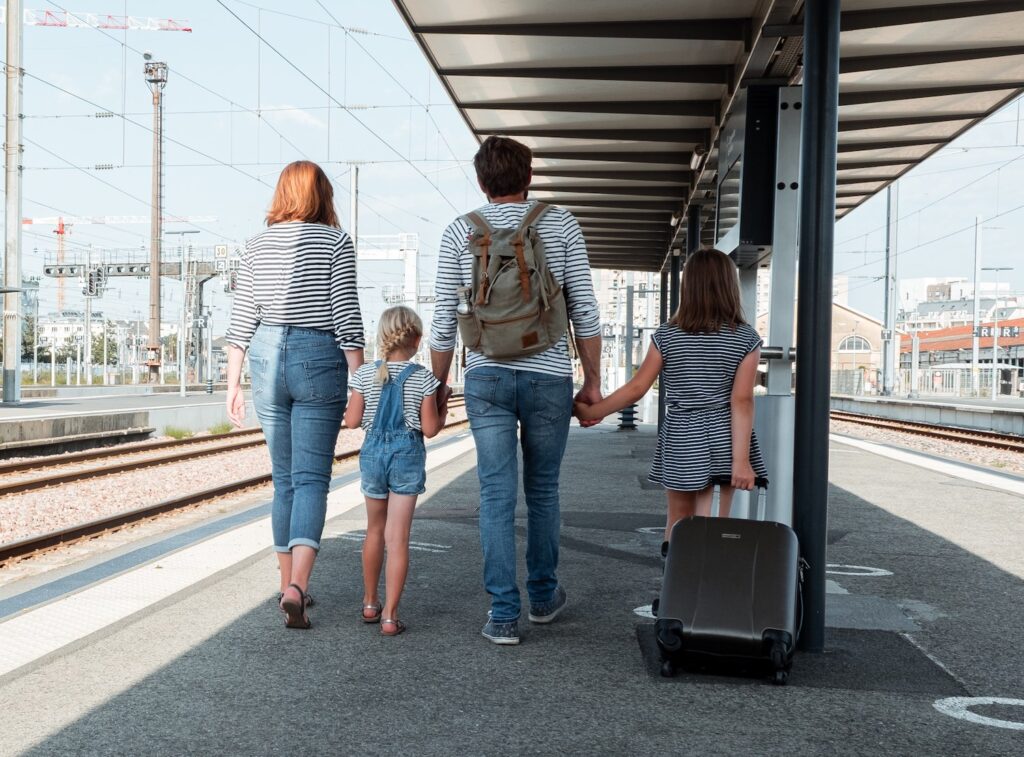 Les Rennais Gwénaëlle Michels et Victor Gérard avec leurs enfants sur les quais de la gare SNCF