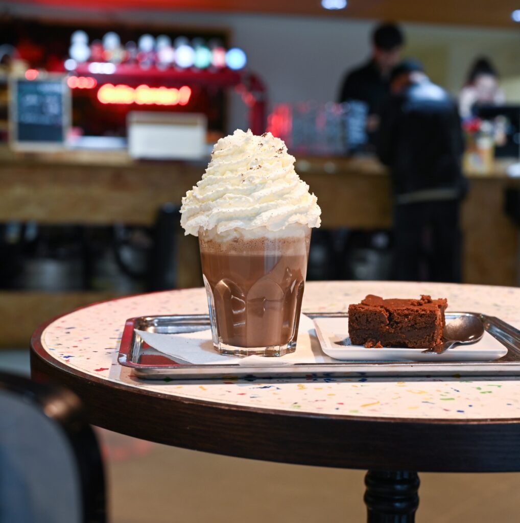 Café viennois et part de gâteau