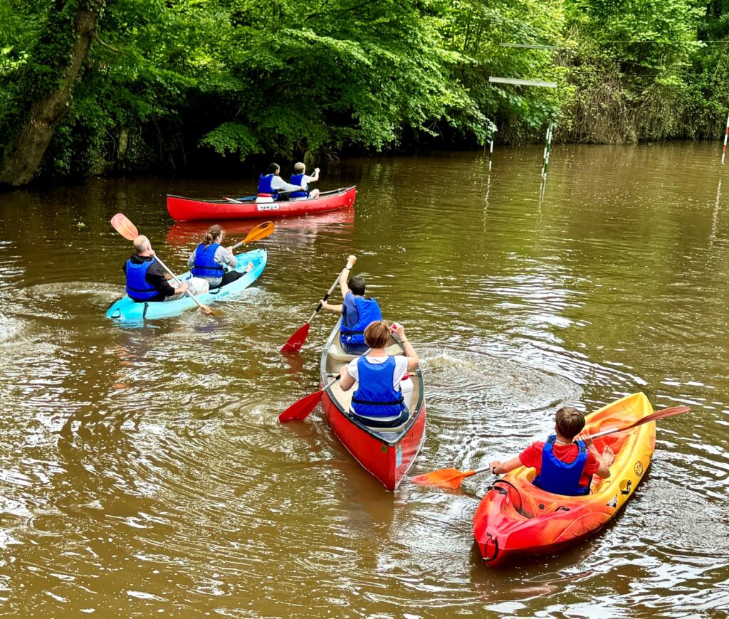 Kayakistes sur la rivière