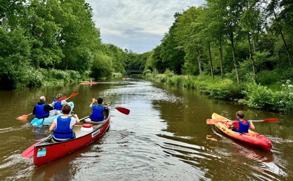 Kayakistes sur la rivière