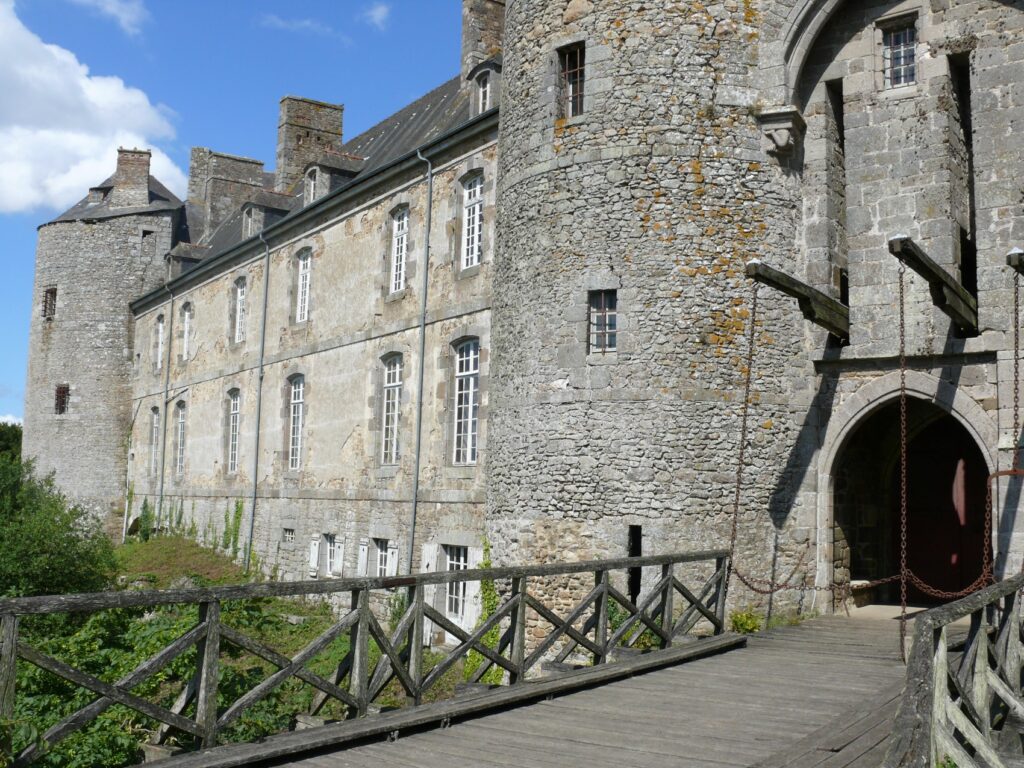 Pont-levis du château de Montmuran