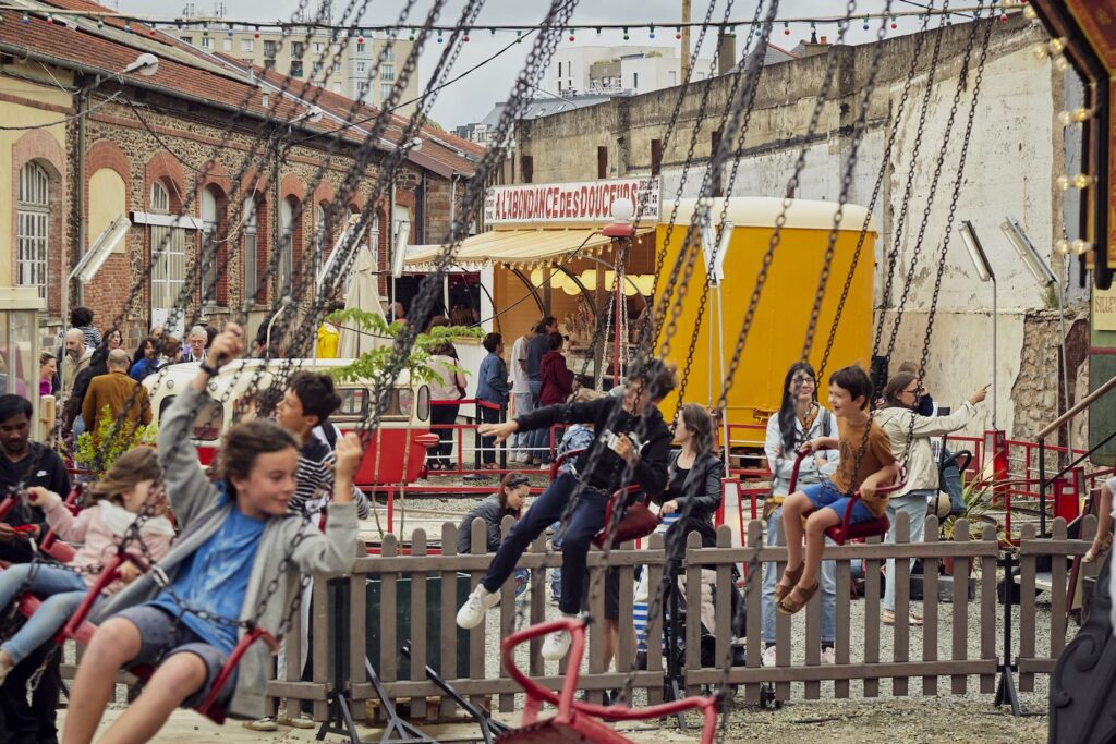 Enfants sur un manège de balançoires au Grand Huit