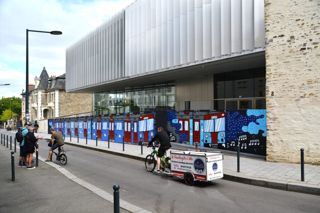 Le mur d'art urbain le long du centre des congrès de Rennes Métropole