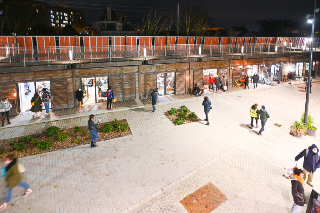 Vue de la place devant le Mur Habité