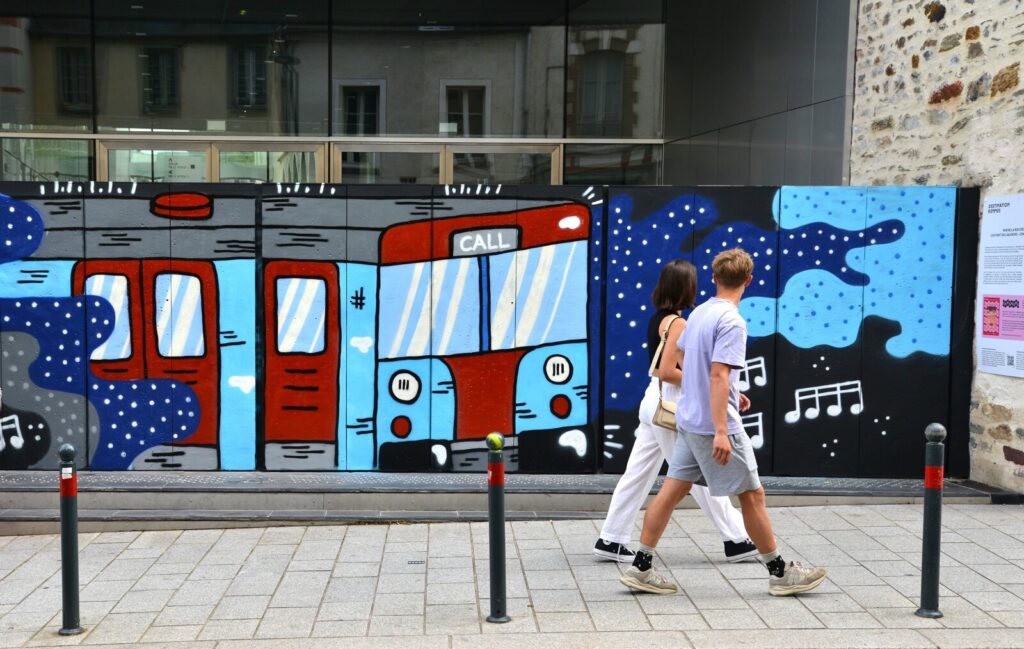 Le mur de la rue d'échange orné d'une fresque street art