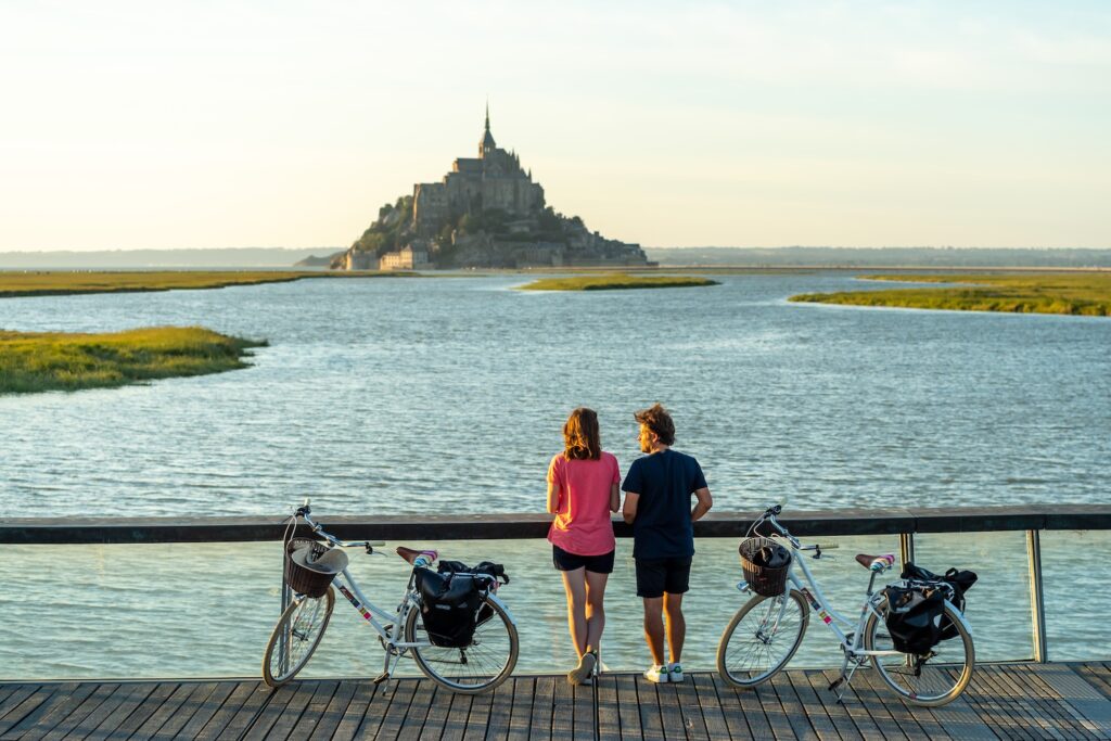 Cyclotouristes face au Mont-Saint-Michel