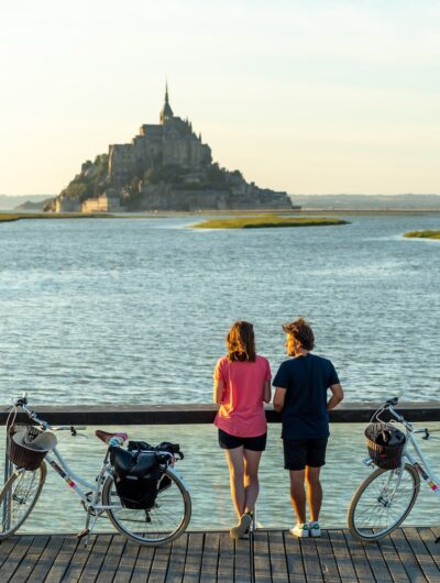 Cyclotouristes face au Mont-Saint-Michel