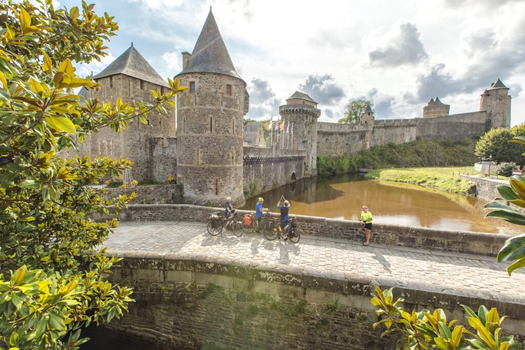 Cyclotouristes devant le château de Fougères