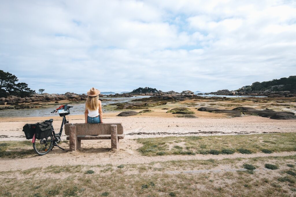 Cyclotouriste face à la mer en Bretagne