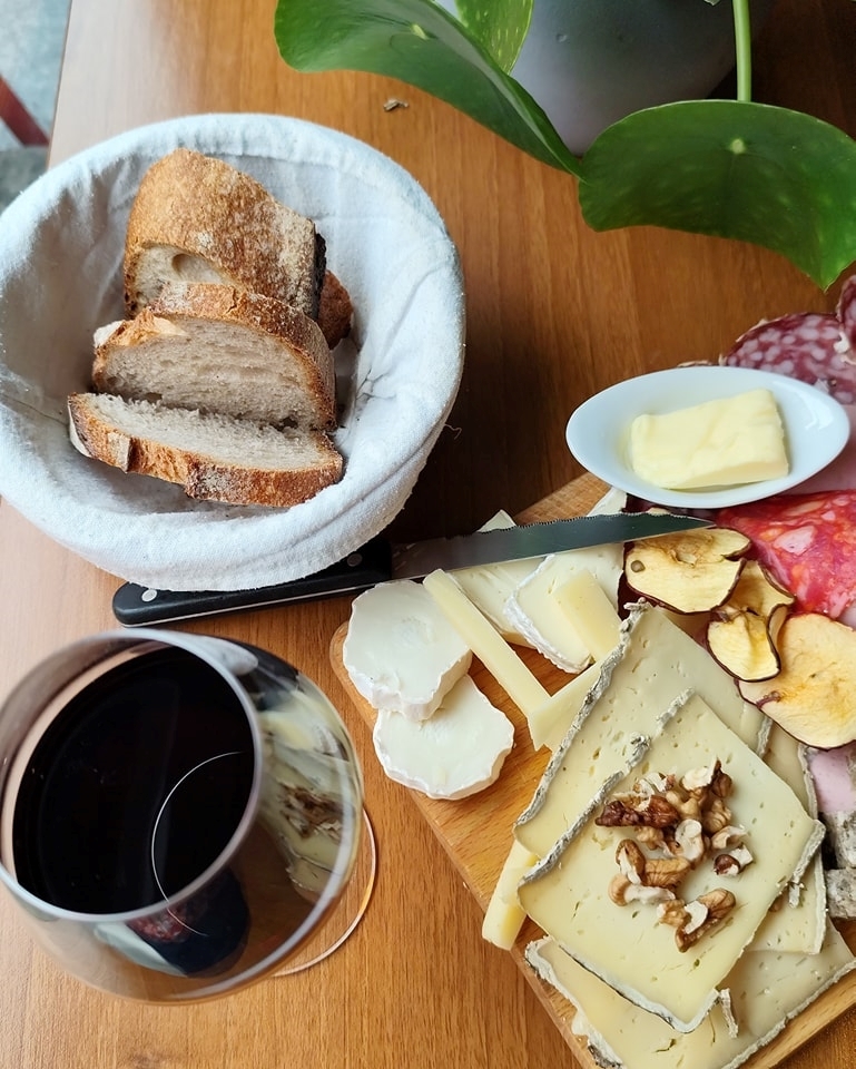 Planche apéritive et verre de vin