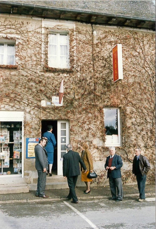 Devanture d'une maison recouverte de lierre