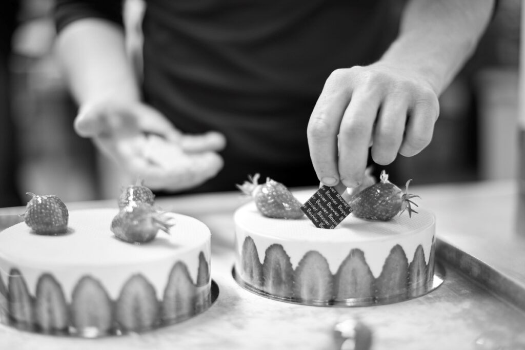 Pâtissier confectionnant un gâteau