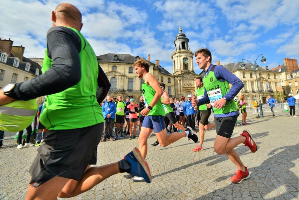 Marathoniens devant l'hôtel de ville de Rennes