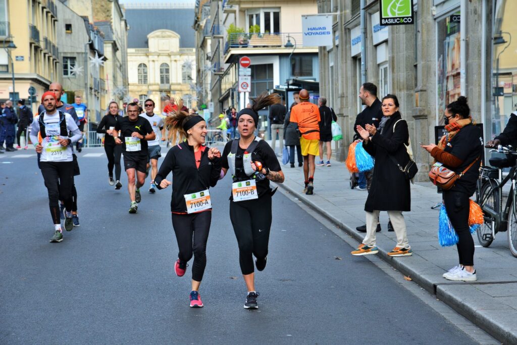 Marathoniennes acclamées par la foule dans les rues de Rennes