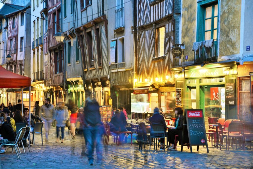 Vue de la célèbre rue de la soif à Rennes, la nuit.