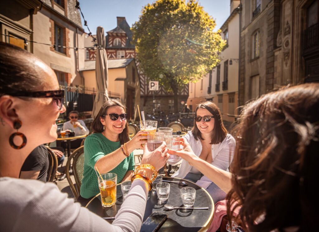 Apéro entre filles à la terrasse d'un bar de Rennes