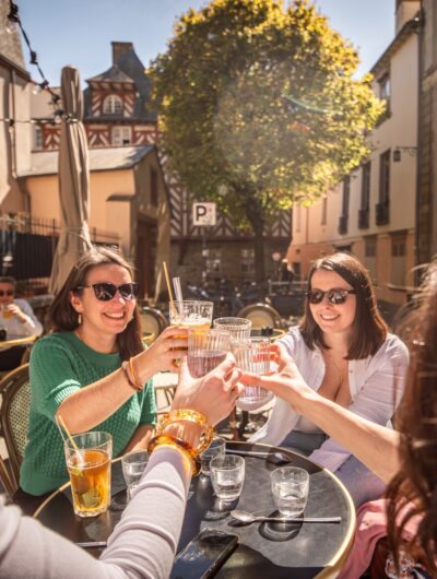 Apéro entre filles à la terrasse d'un bar de Rennes