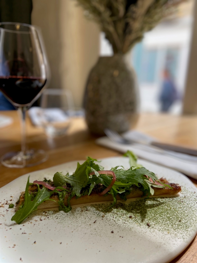 Assiette et verre de vin rouge