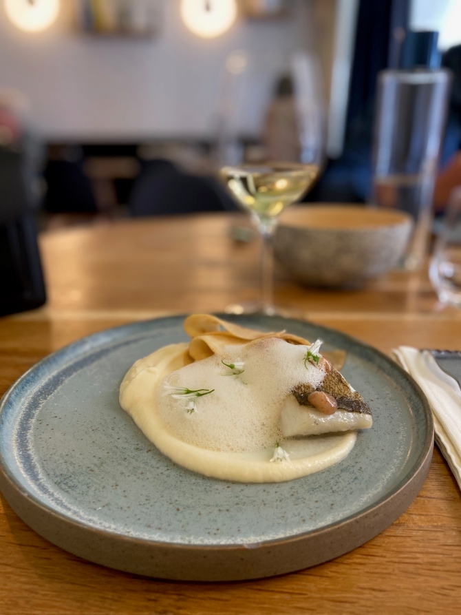 Assiette de poisson et verre de vin blanc