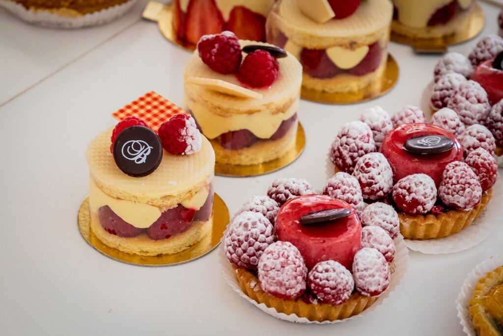 Gâteaux aux fraises et gâteaux aux framboises