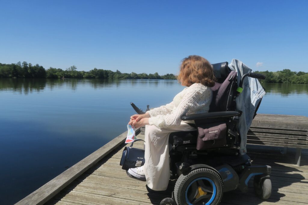 Personne à mobilité réduite sur une balade à roulettes autour des étangs d'Apigné