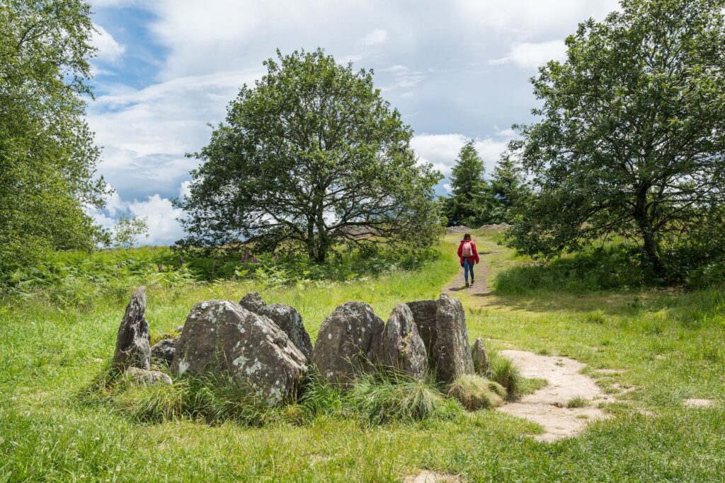 L'Hôtié de Viviane est un tumulus de près de 3 mètres situé dans la mythique Forêt de Brocéliande