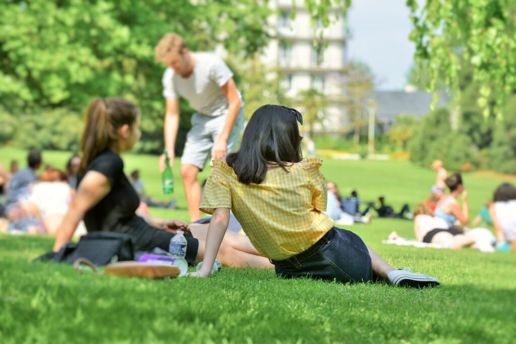 Personnes assises sur les pelouses du parc du Thabor